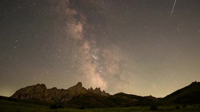 山脉背景下夜空中银河系的运动。