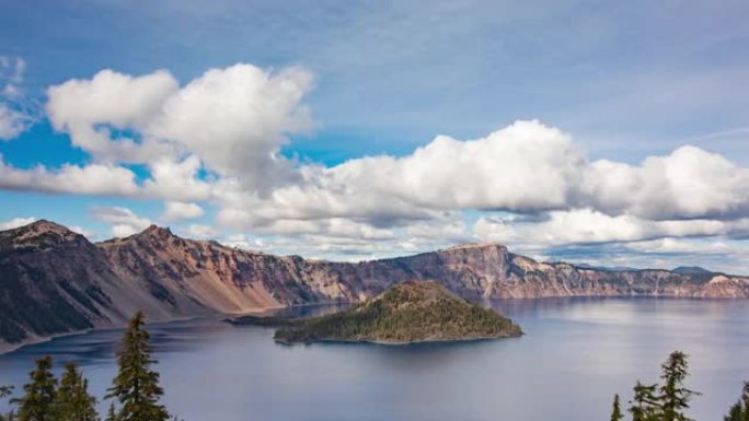 时间流逝-火山口湖山脉上美丽的云层