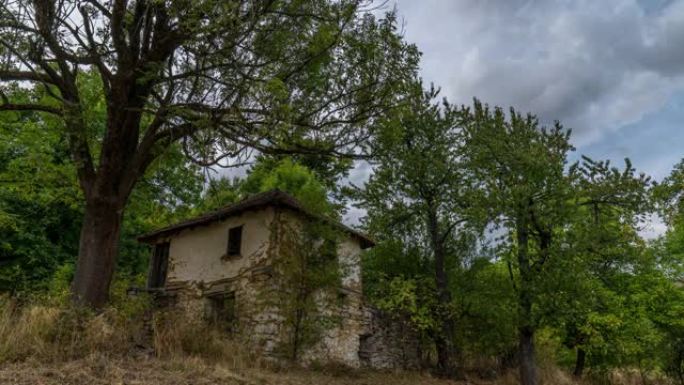 一座废弃的旧房子的农村时间流逝，背景是云