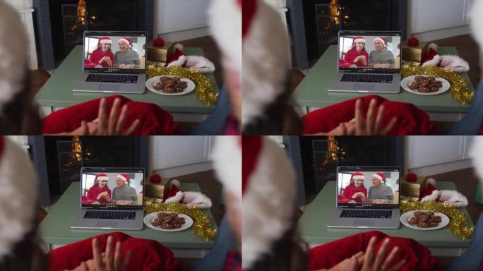 圣诞节时，白人夫妇与祖父母在笔记本电脑上进行视频通话