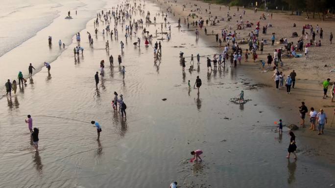 海南省三亚市三亚湾耶梦长廊沙滩的旅游游客