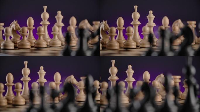 棋盘上有白色和黑色木制象棋人物的线条