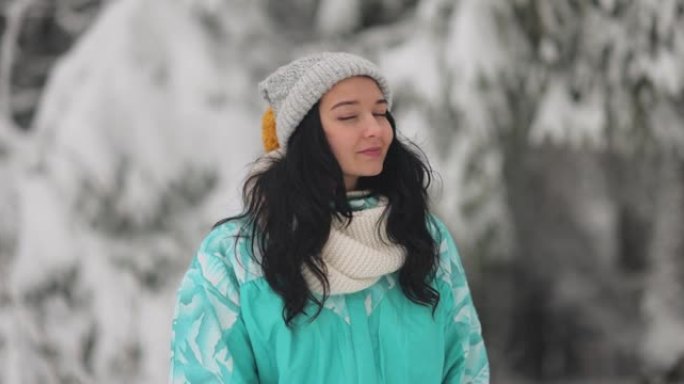 户外度假期间，穿着滑雪服的年轻成年女性在下雪的冬天背景下