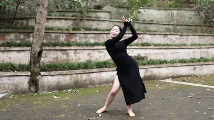 一位中国美女正在做中国舞蹈，民间舞蹈。