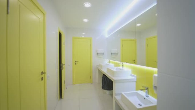 白色和黄色的洗手间。医院里有干净水槽的现代抽水马桶。无菌盥洗室内部。