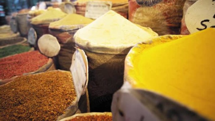 传统埃及市场的香料，集市。彩色和东方草药商店