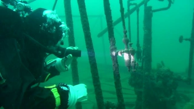 技术潜水员检查沉没的沉船上的水止回阀