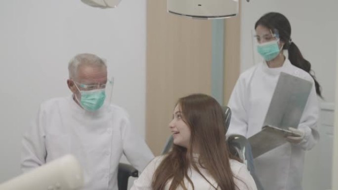 十几岁的女孩在牙医那里检查和牙科检查。可爱的女孩坐在牙科椅上接受牙科治疗。医学。