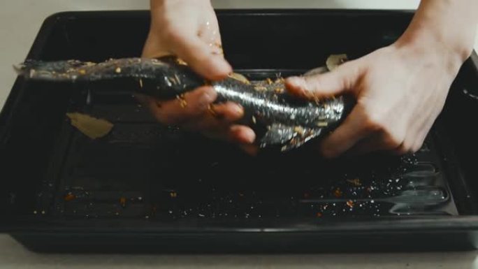 女人准备新鲜的鱼做饭的镜头