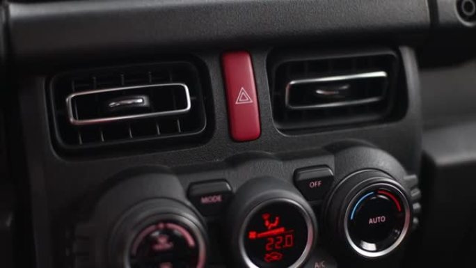 红色三角形。在现代汽车中打开警报器的按钮。危险灯开关按钮