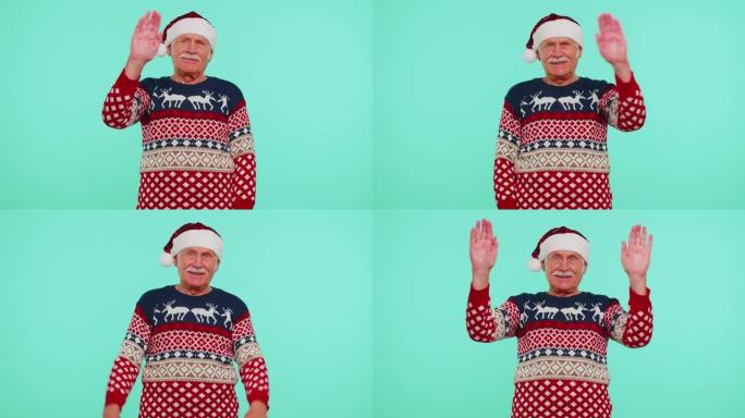 穿着圣诞毛衣的祖父男人带着deers挥手打招呼的手掌欢迎某人
