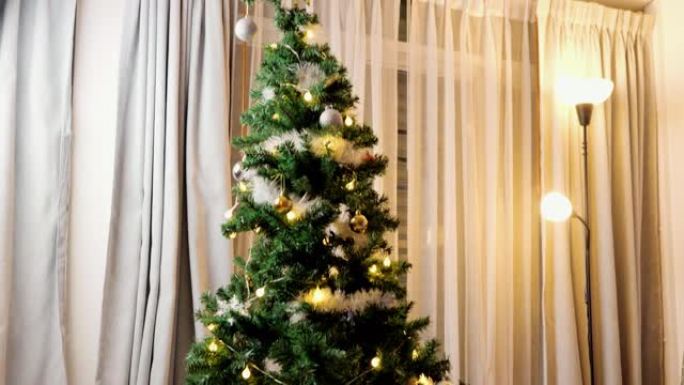圣诞饰品挂在圣诞树上，庆祝节日概念。