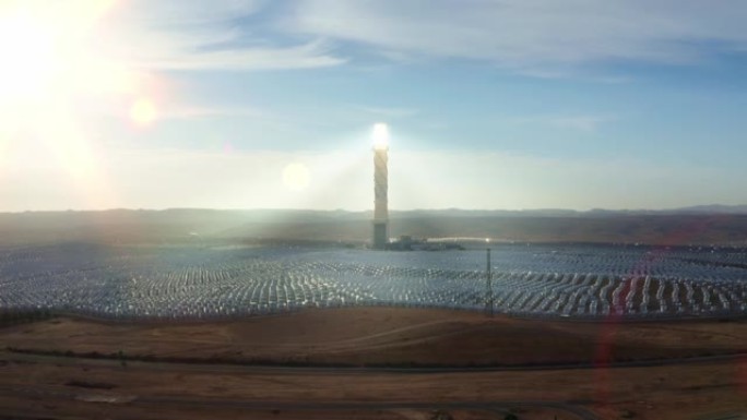 太阳能发电厂，镜面太阳能电池板将阳光反射到塔上