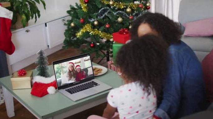 非裔美国母女在圣诞节与女性朋友和女儿进行视频通话