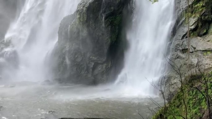 强大的瀑布瀑布山涧