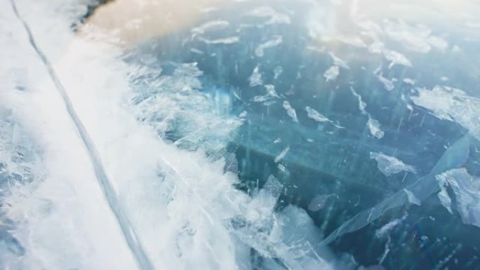 水变成冰，冰冻的纹理出现在蓝色的冰面上。白霜。