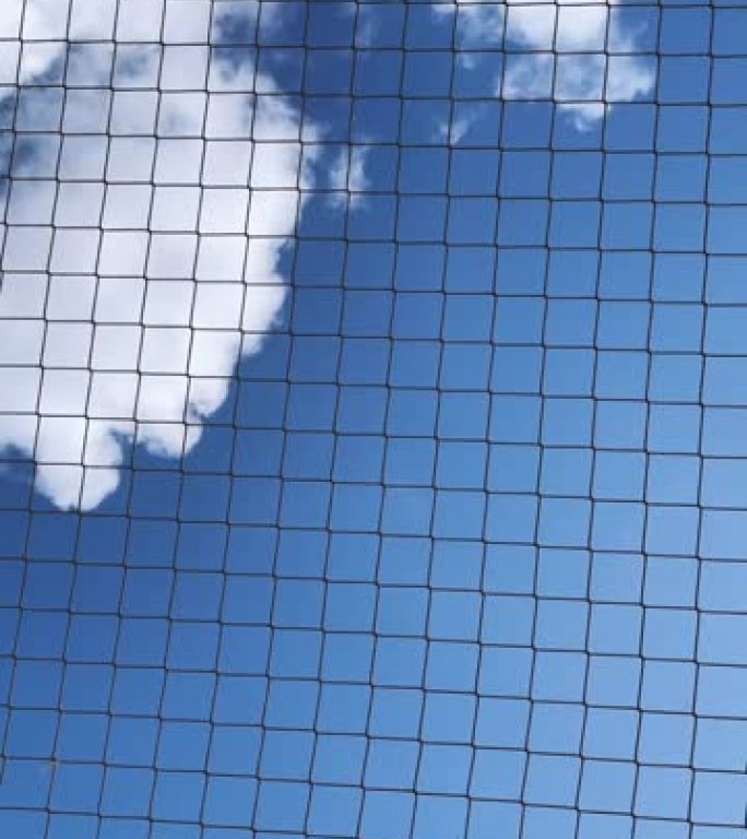 蓝天白云和绳索围栏的垂直视频
