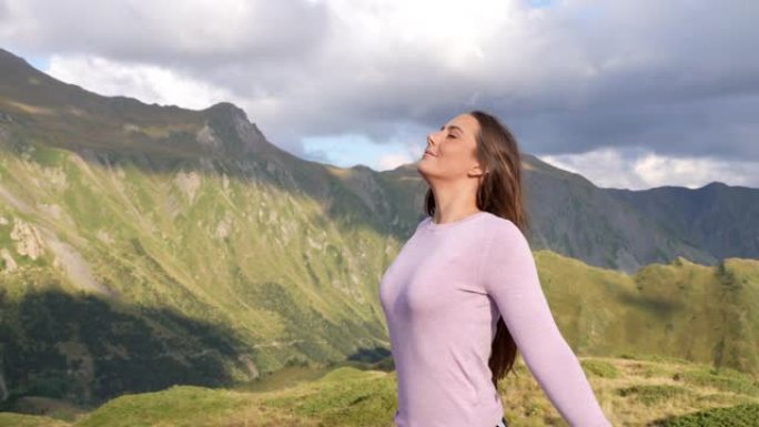 漫不经心的女人在山上呼吸新鲜空气