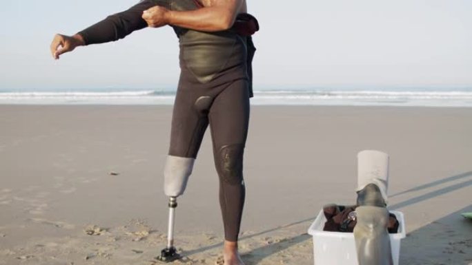 残疾人穿潜水服的垂直运动