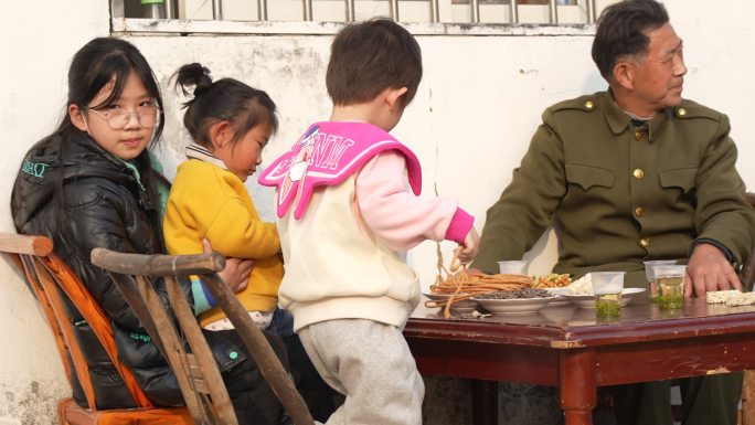 家庭团聚 过年团聚 农村做饭  姐弟做饭