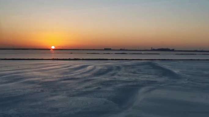 火车窗外夕阳水面养殖