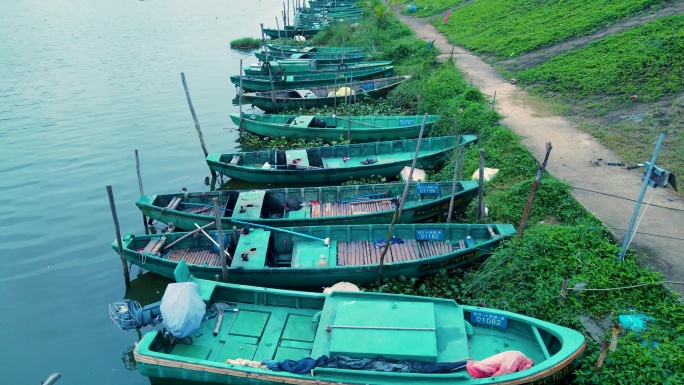 海南省万宁市河道两边停靠的渔船