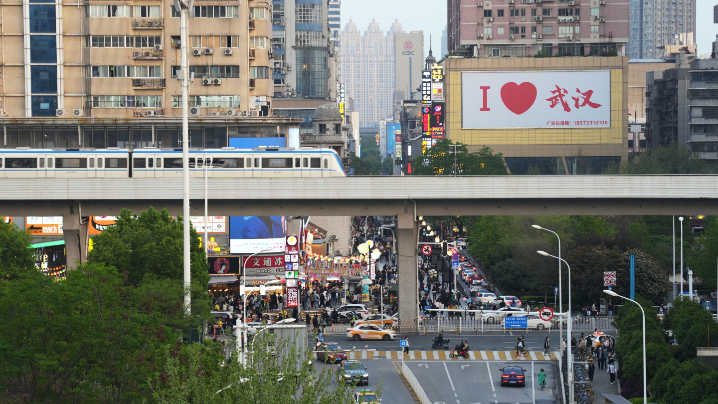 武汉江汉路步行街与轻轨列车