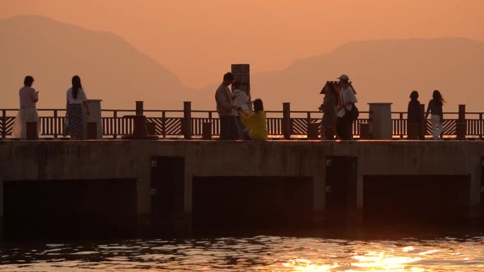 夕阳里的滇池码头