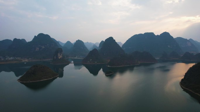 广西靖西渠洋湖日出朝霞喀斯特山水风光航拍