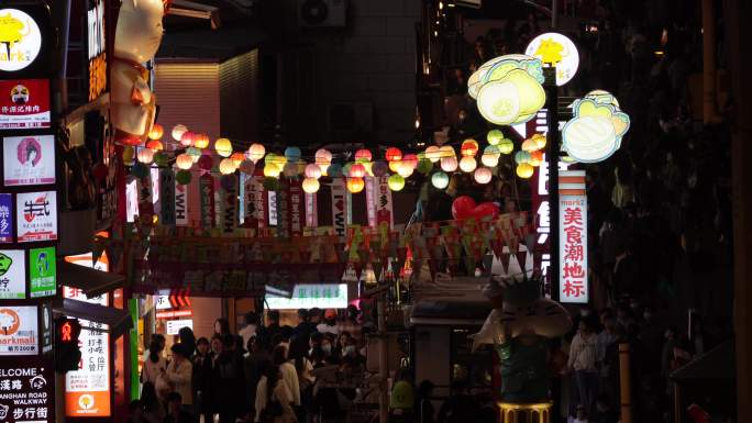 武汉江汉路步行街夜景街景人流