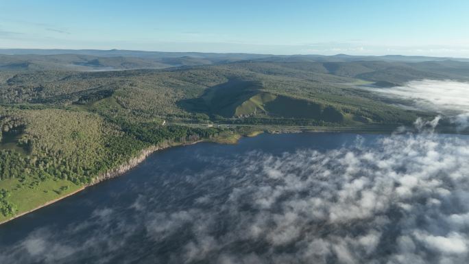 航拍晨雾缭绕的山谷湖泊
