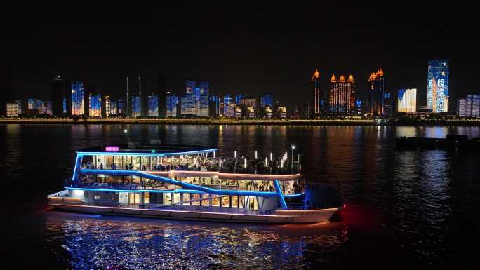 武汉旅游两江晴川号轮船城市夜景中航行轮渡