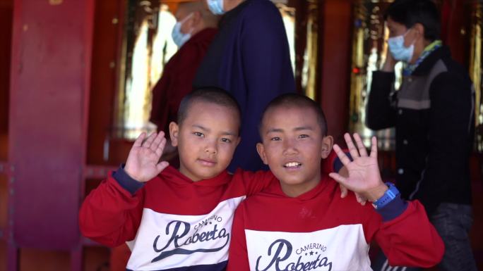 川西人文藏民西藏传佛教虔诚宗教色达朗依寺