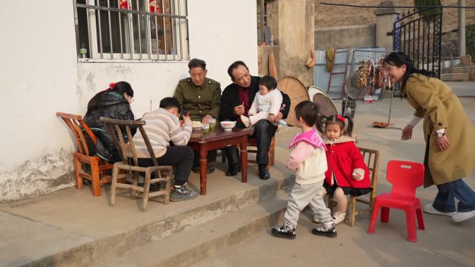 家庭团聚 过年团聚 农村做饭  姐弟做饭