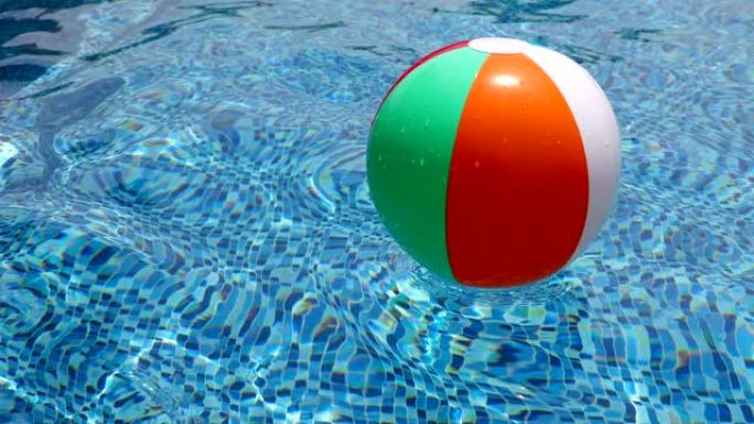 游泳池里的沙滩球。游泳池中漂浮的彩色充气球。