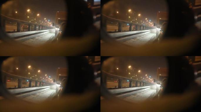后视镜视图。大雪使交通困难。降雪导致交通堵塞。夜景
