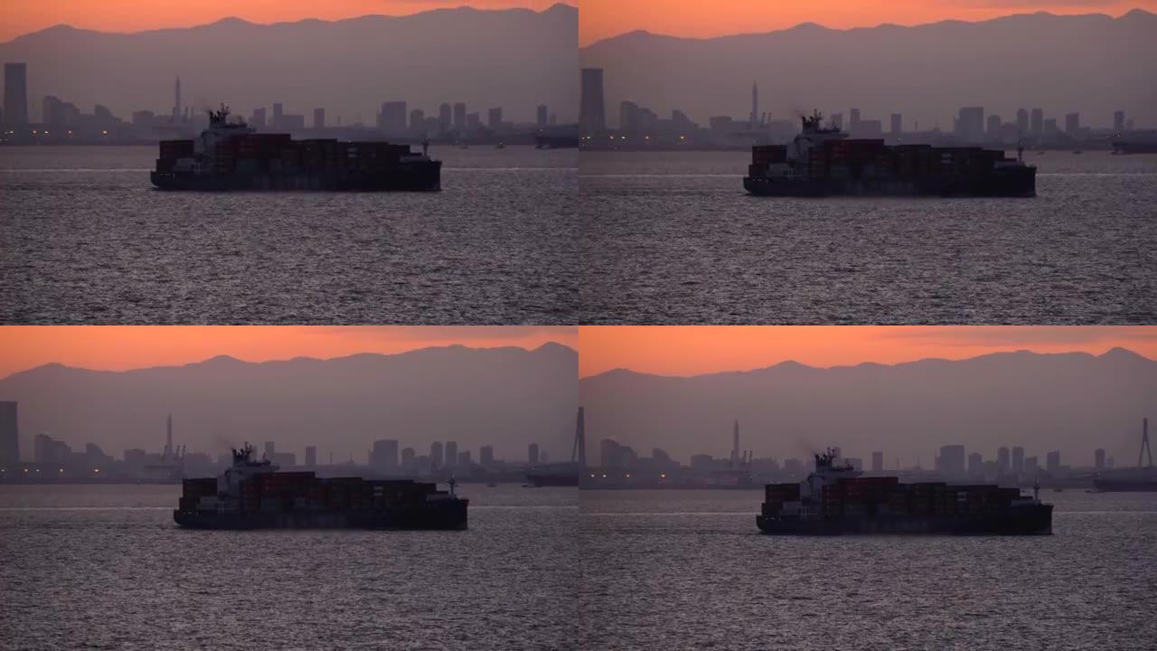 货运集装箱船航行。日落时的东京湾景色。