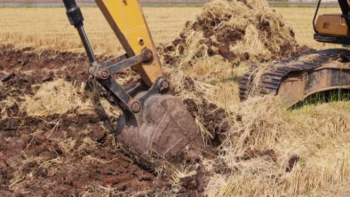 挖掘机铲斗在施工现场挖土