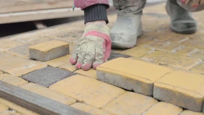 用黄色铺路石建造人行道。