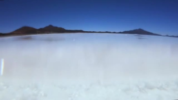 玻利维亚乌尤尼盐滩盐晶体的水下视图