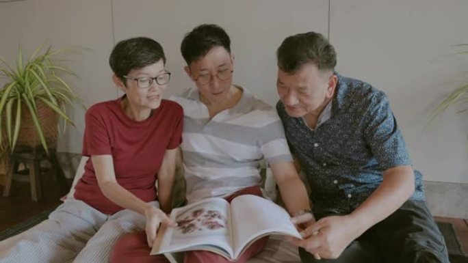 老年夫妇与儿子一起读书-股票视频