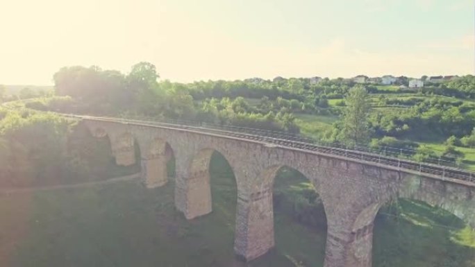 古老的铁路桥，建于奥匈帝国时期的乌克兰西部捷尔诺波尔地区，在阳光明媚的春日鸟瞰图。鸟瞰图