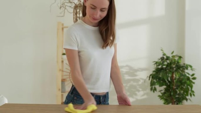 女人用抹布打扫桌子