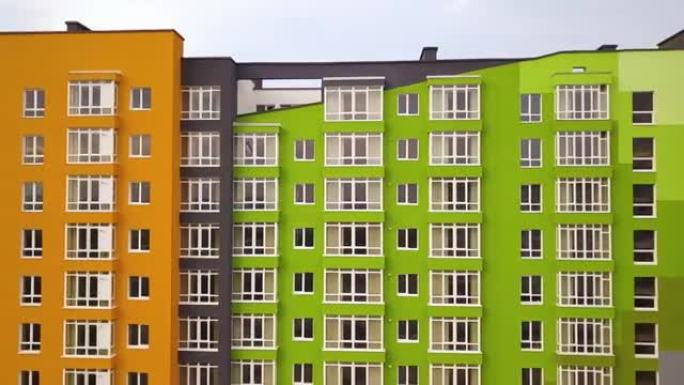 在建高公寓楼的城市住宅区鸟瞰图。