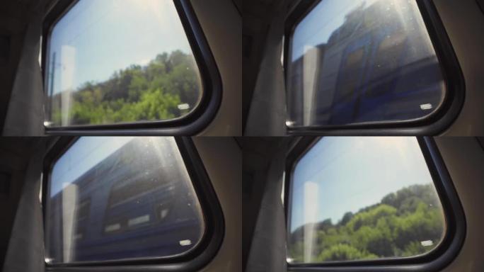 旅客列车在相邻的轨道上。从火车窗口看到的景色。旅游列车旅行。
