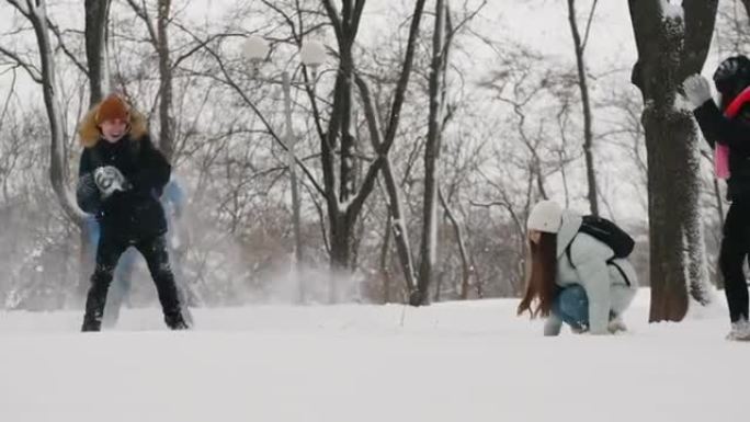 青少年在城市公园里互相扔雪很有趣