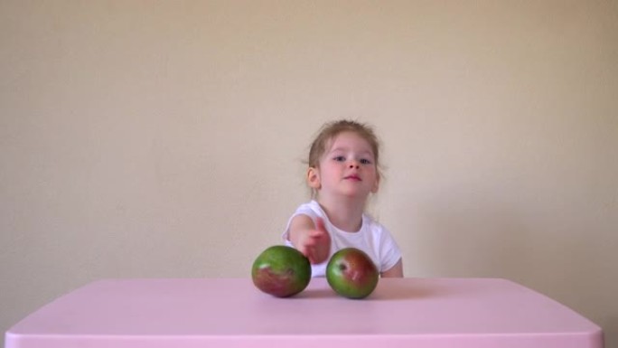 芒果女孩很有趣。小孩子玩浆果。婴儿食品。水果。