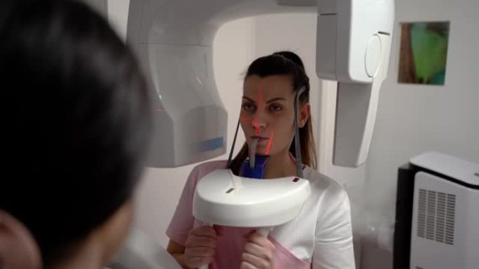 医生用口内扫描仪检查患者的牙齿