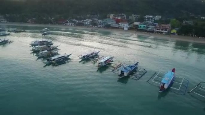 菲律宾巴拉望的爱妮岛海滩。背景中的早晨海滩和海景。游客中非常受欢迎的观光场所
