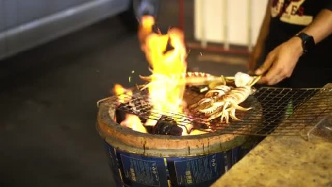 泰国街头食品当地木炭火焰烤鱿鱼